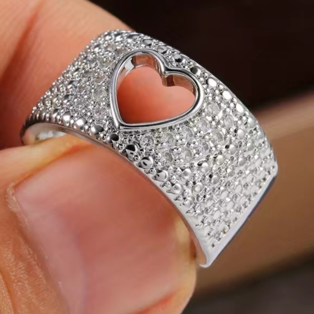 New beautiful heart cut out plated band ring